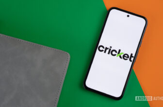 Cricket Wireless logo on smartphone Stock Photo (1)